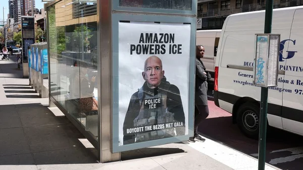 Affiche de protestation anti-Bezos à New York, liant Amazon et l'ICE, appelant au boycott du Met Gala.