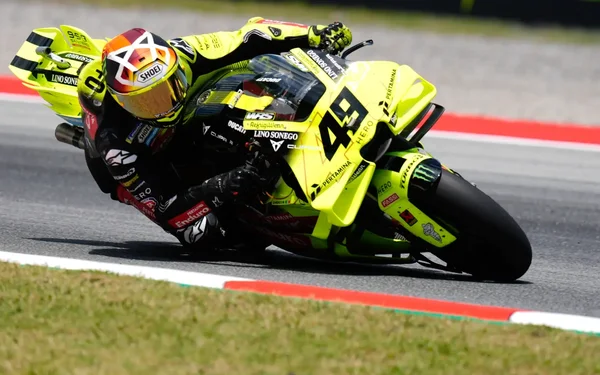 Valentino Rossi en pleine action sur sa Yamaha lors du Grand Prix de Catalogne.