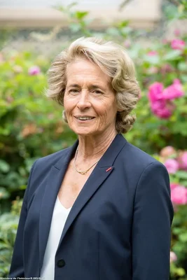 Caroline Cayeux lors d'un entretien sur les collectivités territoriales.