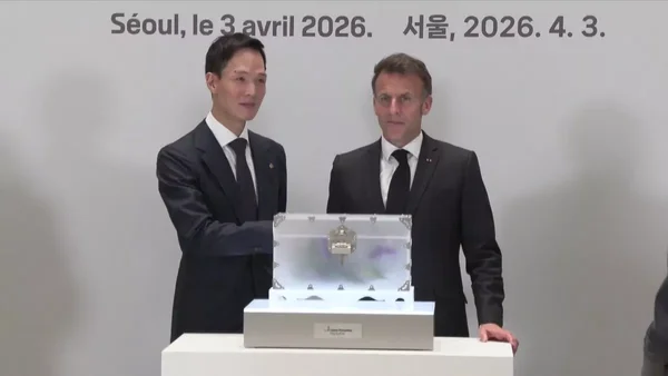 Visite lors de l'inauguration du Centre Pompidou Hanwha à Séoul.