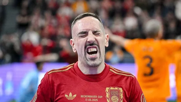 Franck Ribéry en pleine action dans un stade, l'air tendu.