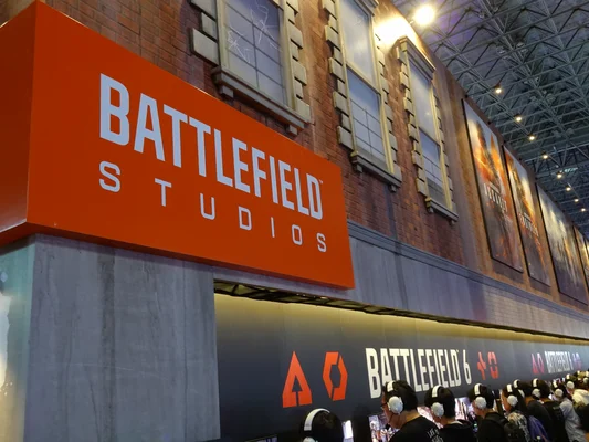 Stand de Battlefield 6 au Tokyo Game Show 2025, avec des visiteurs essayant le jeu.