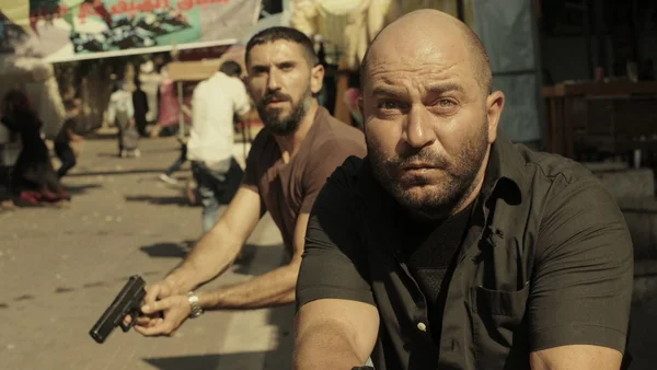 Scène de Fauda dans un marché extérieur.