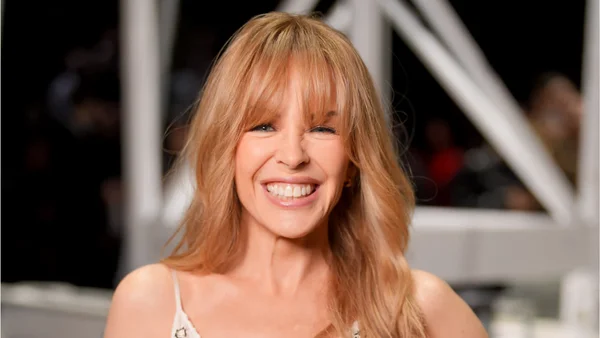 Kylie Minogue, portrait souriant.