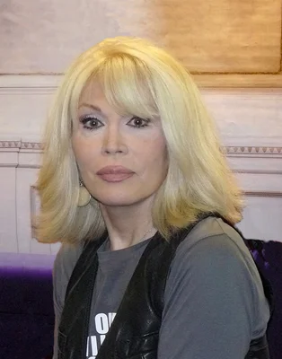 Amanda Lear lors d'une séance de dédicace à la FNAC Forum, Paris, le 5 février 2010.