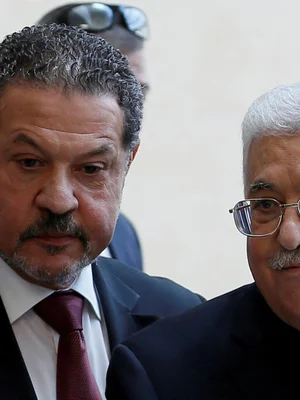 Mahmoud Abbas (à droite) en costume, aux côtés d'un autre homme.