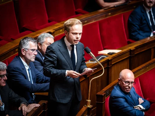 Jérémie Patrier-Leitus prenant la parole lors d'une séance de la commission d'enquête.