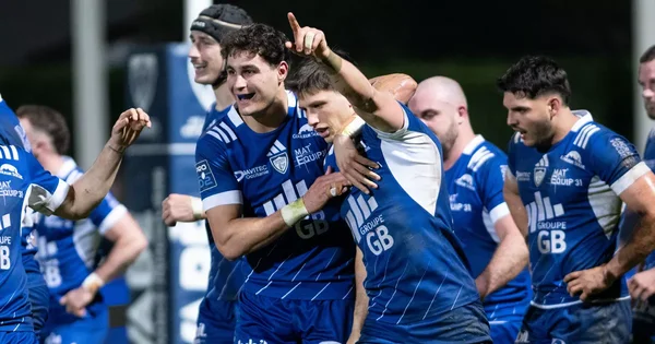 Joueurs de Colomiers célébrant une victoire sur le terrain.