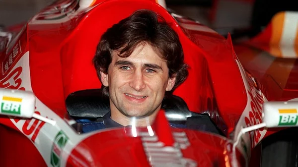 L'ancien pilote de Formule 1 Alex Zanardi installé dans son cockpit