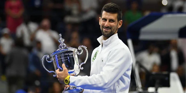 Novak Djokovic tient le trophée de l'US Open après son 24e titre du Grand Chelem.