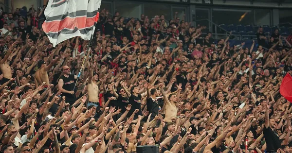 Supporters en liesse dans les tribunes du Stade de France lors de la finale de la Coupe de France.