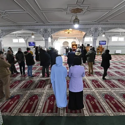 Fidèles rassemblés à l'intérieur de la mosquée d'Agen pour la prière.