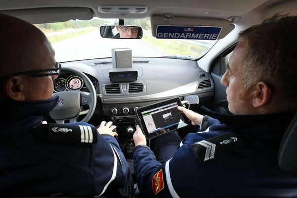 Gendarmes utilisant un radar embarqué depuis leur véhicule.