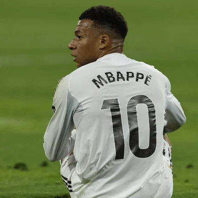Kylian Mbappé vu de dos avec son maillot numéro 10.