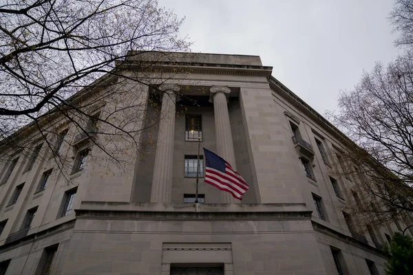 Bâtiment gouvernemental américain avec drapeau, évoquant les institutions visées par les attaques.