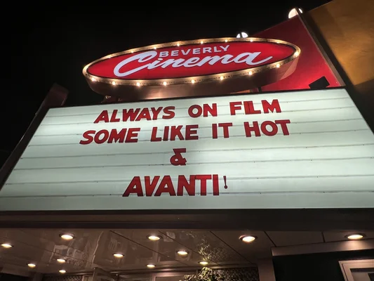 La façade du New Beverly Cinema avec l'affiche du film 'Certains l'aiment chaud' (Some Like It Hot) de Billy Wilder.