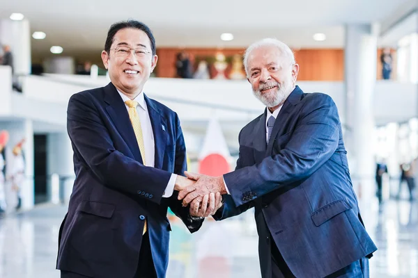 Lula s'exprimant avec vigueur devant des micros, confiant dans un accord commercial.