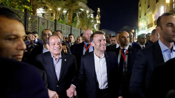 Emmanuel Macron et Abdel Fattah al-Sissi lors d'une promenade nocturne au Caire.