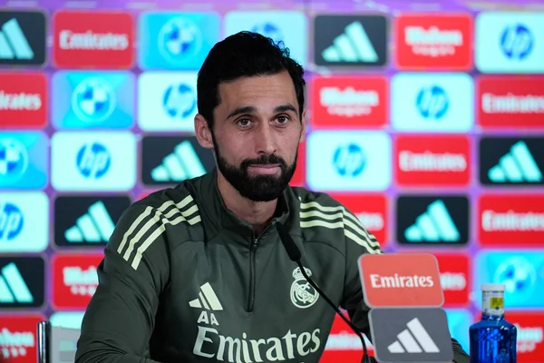 Álvaro Arbeloa en conférence de presse avec le survêtement du Real Madrid.