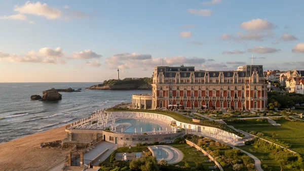 L'Hôtel du Palais by Hyatt à Biarritz, ancien palace, vu depuis la plage avec ses jardins et piscines.
