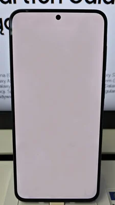 Face avant du Samsung Galaxy A57 avec écran rose clair et caméra punch-hole centrale.
