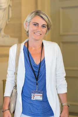 Stéphanie Rist, ministre de la Santé, souriant dans l'enceinte de l'Assemblée nationale.