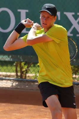 Jannik Sinner en action sur un court en terre battue lors du tournoi MCM23.