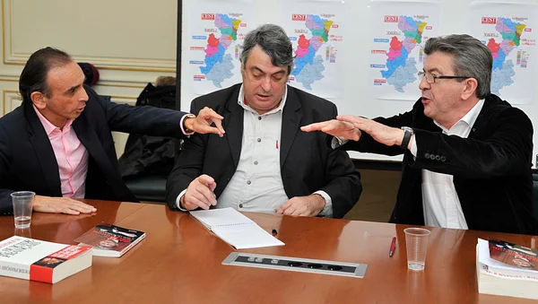 Débat entre Éric Zemmour et Jean-Luc Mélenchon, entourés d'autres participants, dans un studio télévisé.