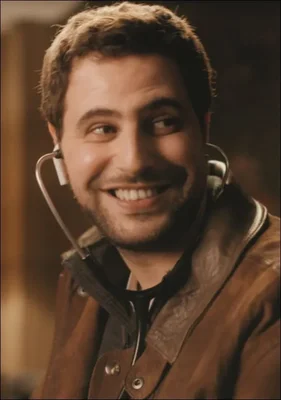 Hakim Jemili dans une scène du film, souriant avec un stéthoscope.