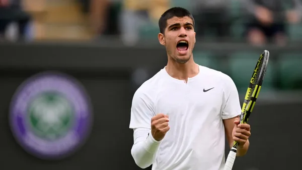 Carlos Alcaraz célébrant sur le gazon de Wimbledon.