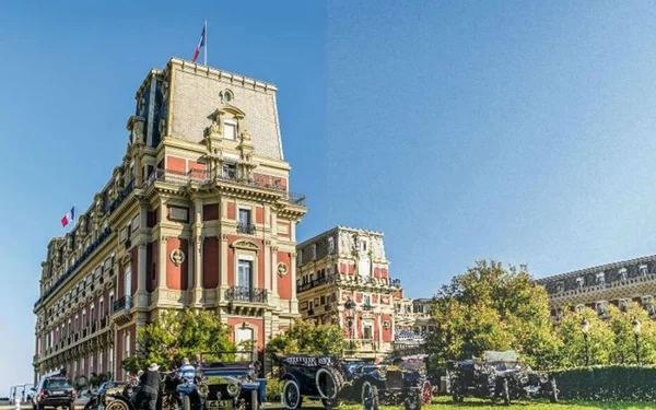 Voitures anciennes exposées devant l'Hôtel du Palais à Biarritz, un établissement emblématique ayant perdu son statut de palace.