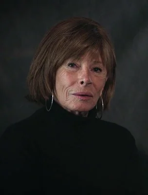 Marcia Lucas, monteuse oscarisée de « Star Wars », en portrait sur fond gris