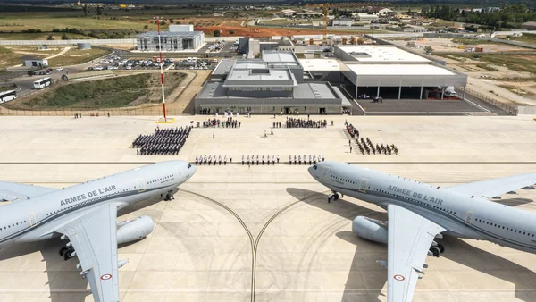 Avions de chasse et personnel de l'Armée de l'Air sur le tarmac de la Base Aérienne 125 d'Istres.