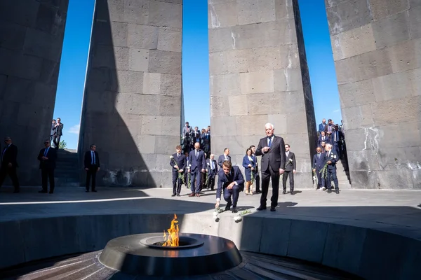 Emmanuel Macron et un responsable arménien marchant vers la flamme éternelle au mémorial du génocide arménien.