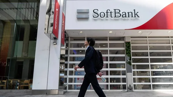 Passant devant une boutique SoftBank.