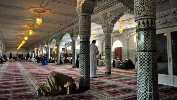 Intérieur de la mosquée d'Agen lors d'une prière collective, illustrant le lieu de culte visé par des menaces.