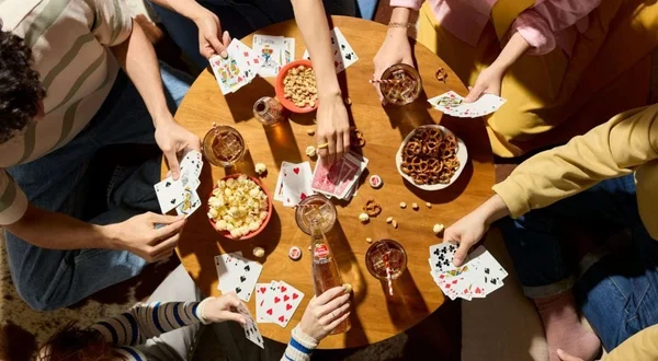 15 jeux à faire entre amis à la maison (fous rires garantis)
