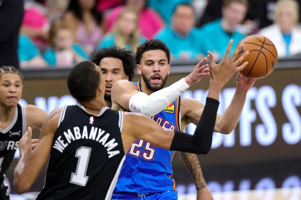 Victor Wembanyama en action avec les Spurs lors d'un match NBA.