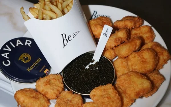 Nuggets et frites servis avec une boîte de caviar Kaviari, la signature de Beau.