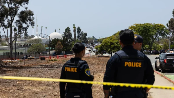 Des policiers derrière un ruban de sécurité devant un centre islamique à San Diego après une fusillade.