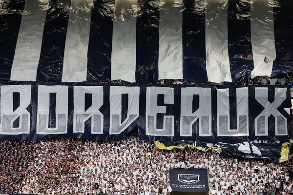 Supporters des Girondins de Bordeaux au Matmut Atlantique, avec un tifo géant affichant 'BORDEAUX'.