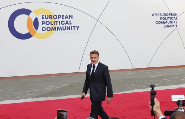 Emmanuel Macron arrivant au sommet de la Communauté politique européenne à Erevan.