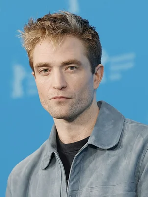Robert Pattinson, portrait aux cheveux blonds.