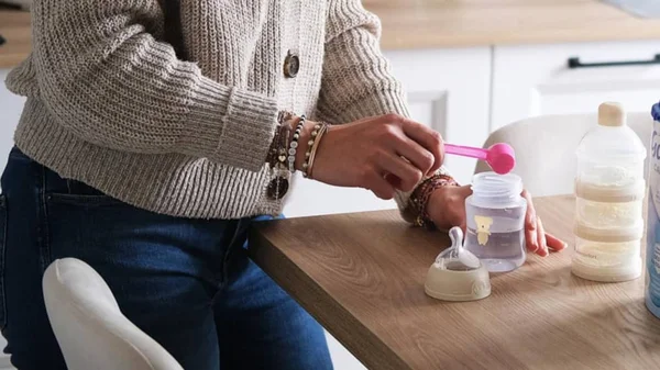 Préparation d'un biberon de lait infantile à la maison.
