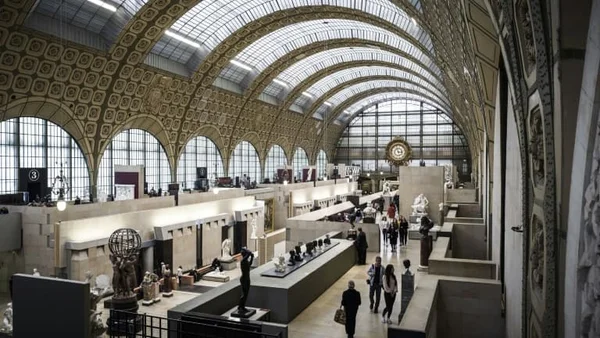La grande nef du musée d'Orsay, avec ses sculptures et sa verrière emblématique.