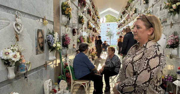 Columbarium dans la « Terre des feux », avec des urnes et des photos d'enfants décédés.