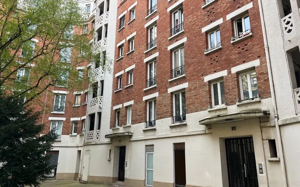L'immeuble parisien où s'est déroulé le drame : un jeune homme de 20 ans a tué son petit frère de 14 ans et grièvement blessé sa mère.