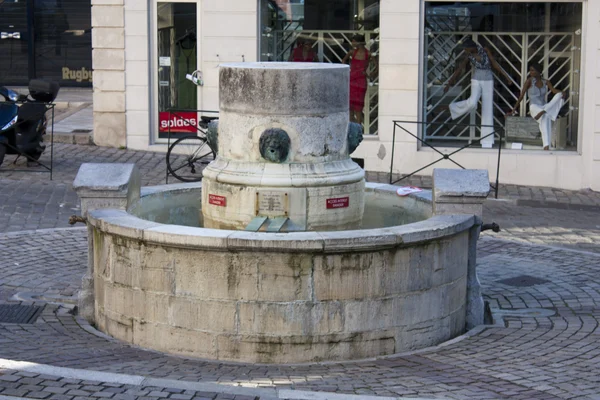 Rassemblement de festayres en blanc et rouge lors des Fêtes de Bayonne, avec la cathédrale en toile de fond.