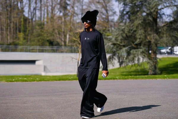 Un joueur des Bleus, coiffé d'un chapeau en fourrure noir, marche à Clairefontaine.