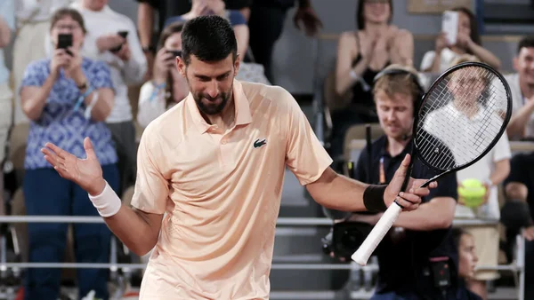 Novak Djokovic sur le court de Roland-Garros.